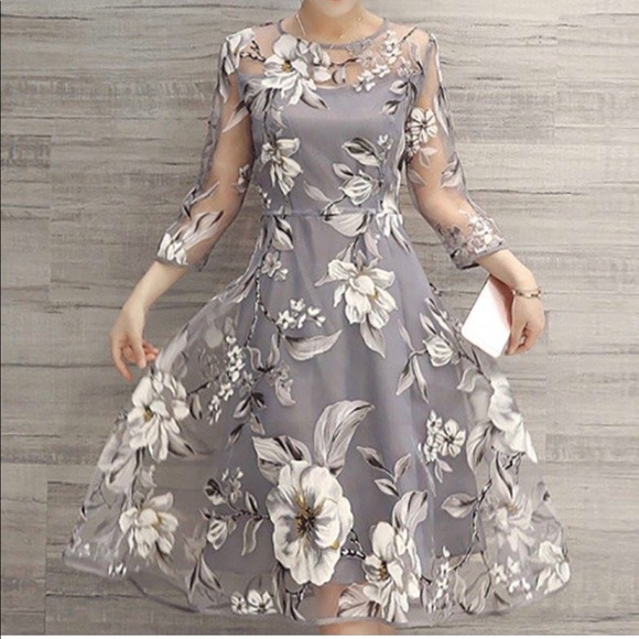 Dresses & Skirts - Ladies Petite Mid Calf Flowered Dress Runs Small